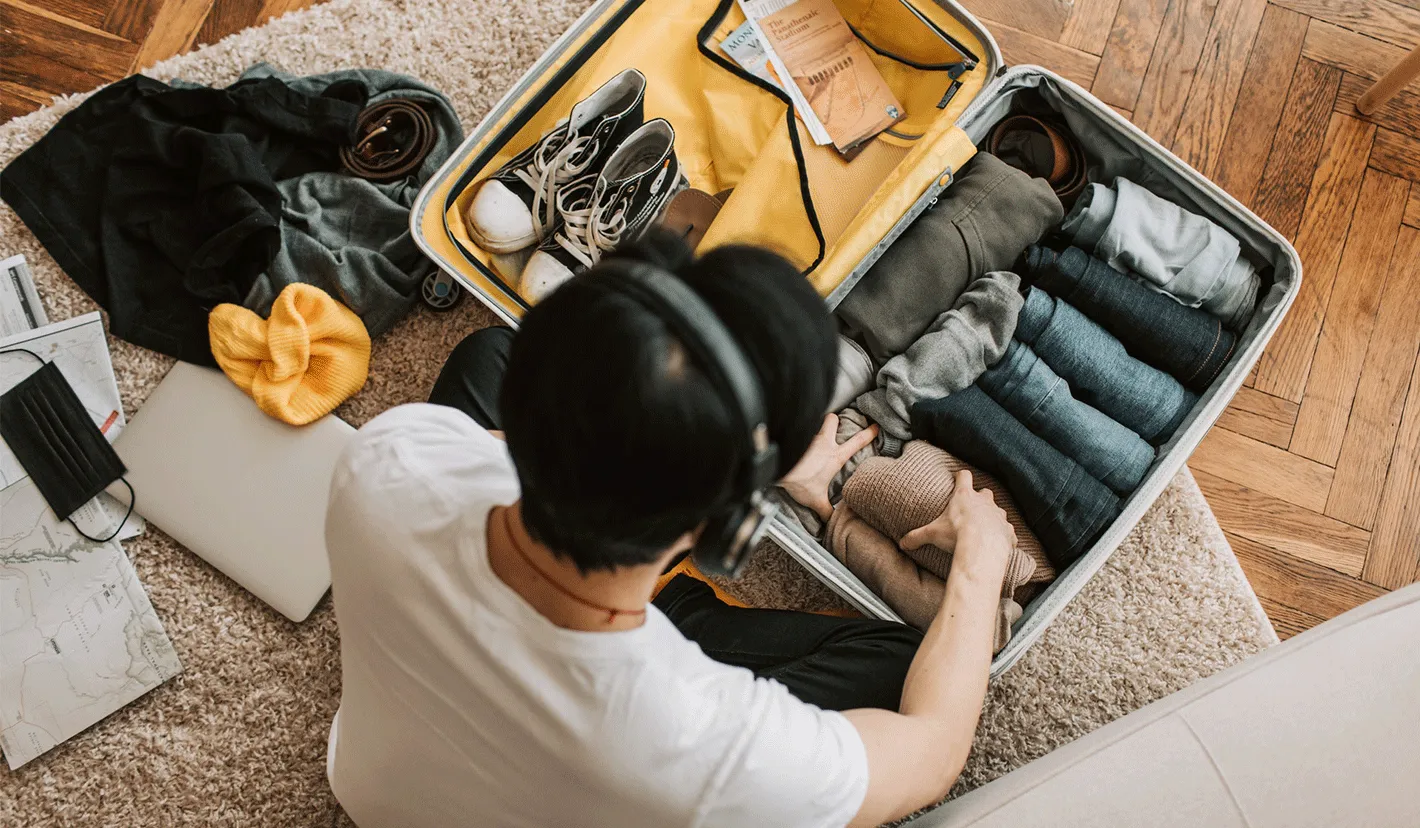Turista europeu faz as malas para viajar