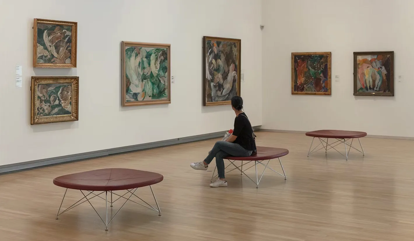  Turista visita museu