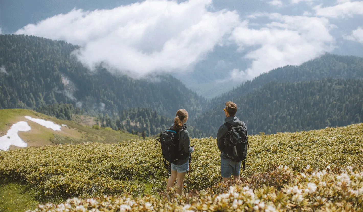 Turistas a passear na montanha